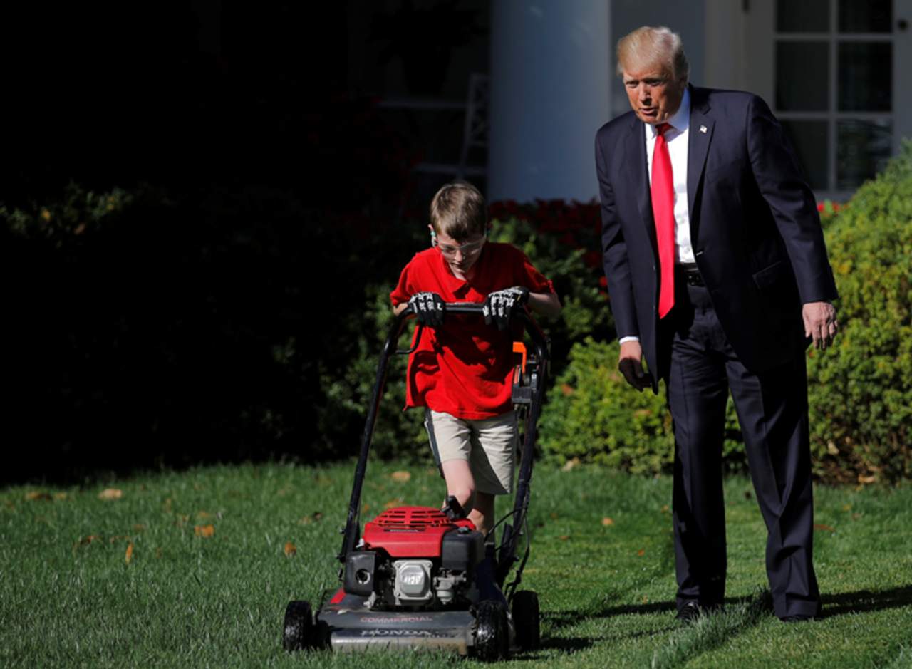 El niño realizó su trabajo como todo un profesional en el Jardín de las Rosas de la Casa Blanca. (INTERNET)