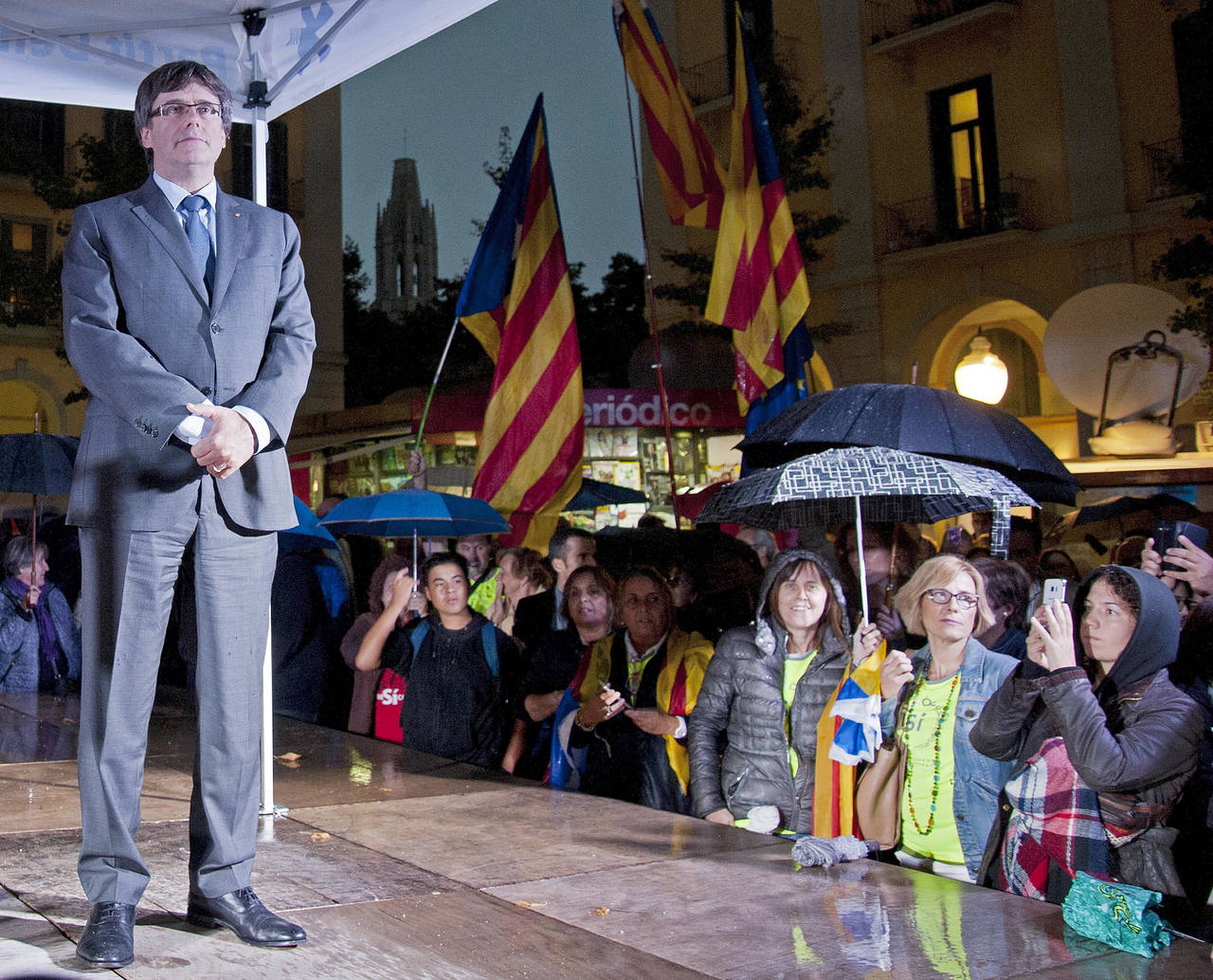 Campaña. El presidente de la Generalitat de Cataluña Carles Puigdemont, estuvo en un acto en favor del referendum. (EFE)