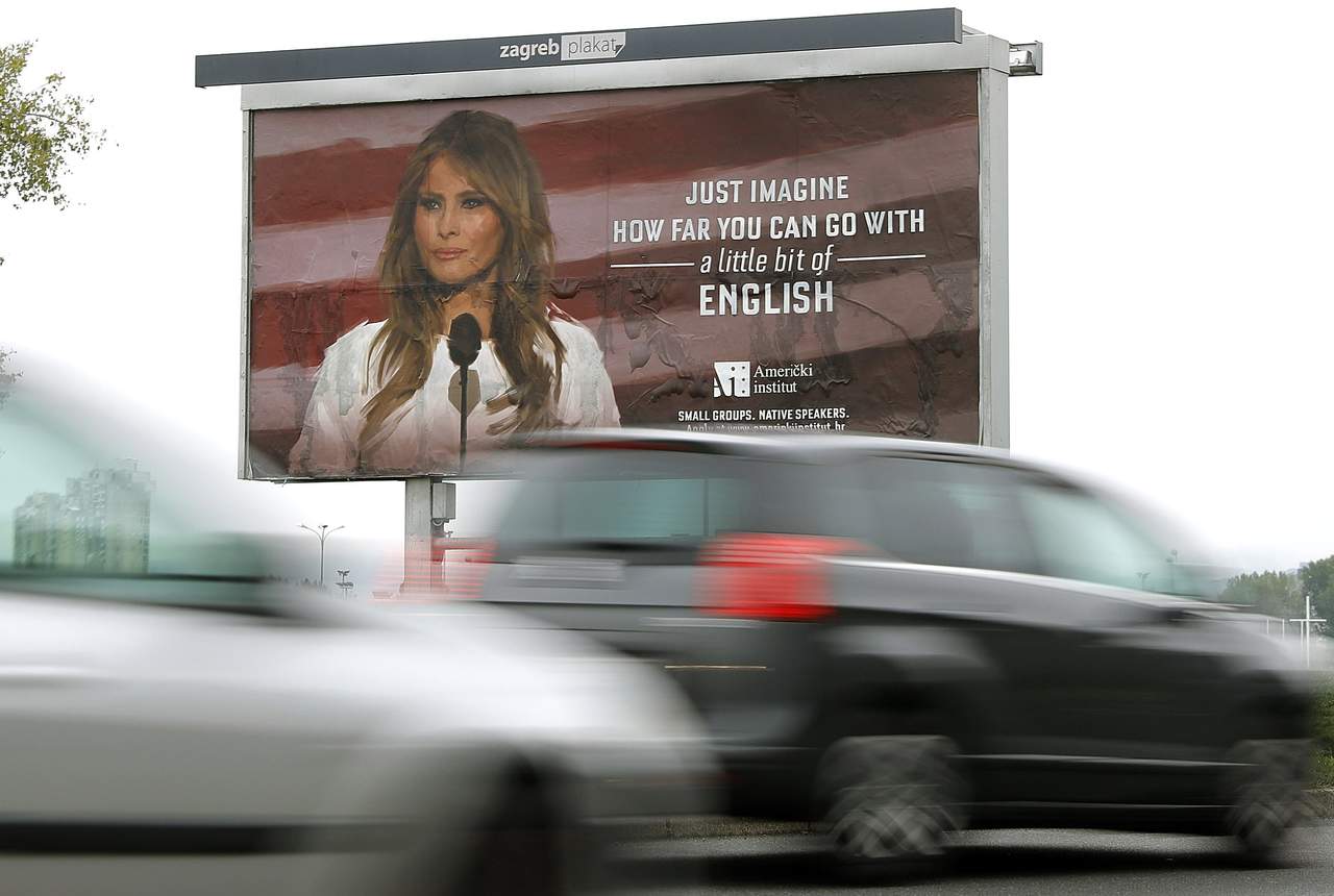 'Imagínese cuán lejos puede llegar con un poco de inglés', rezan los letreros con la fotografía de Melania Trump que desde hace varios días pueden verse en diversos lugares de la capital croata. (EFE)