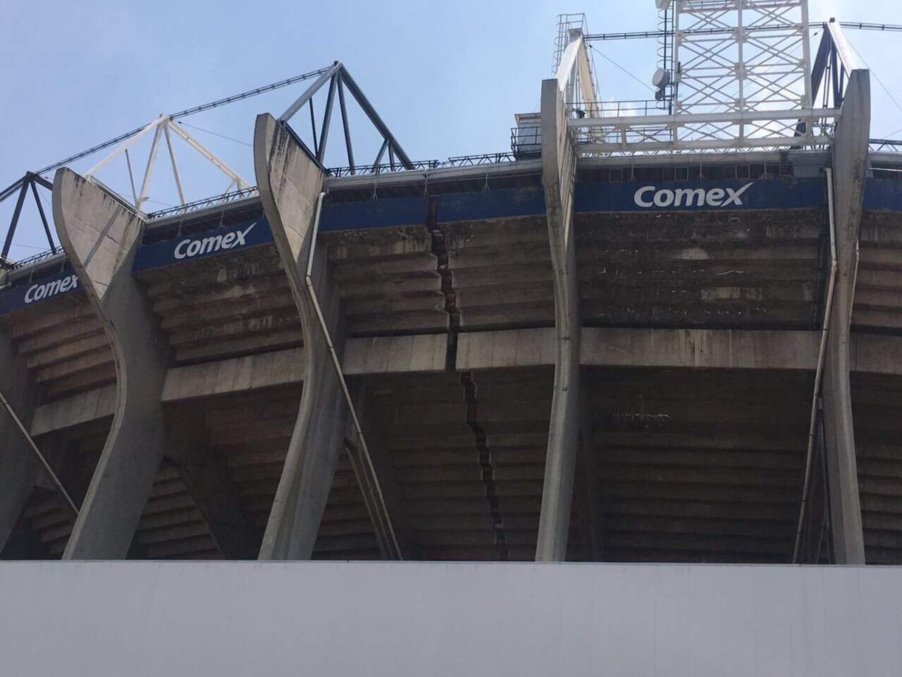 El estadio Azteca registró daños. (TWITTER) 