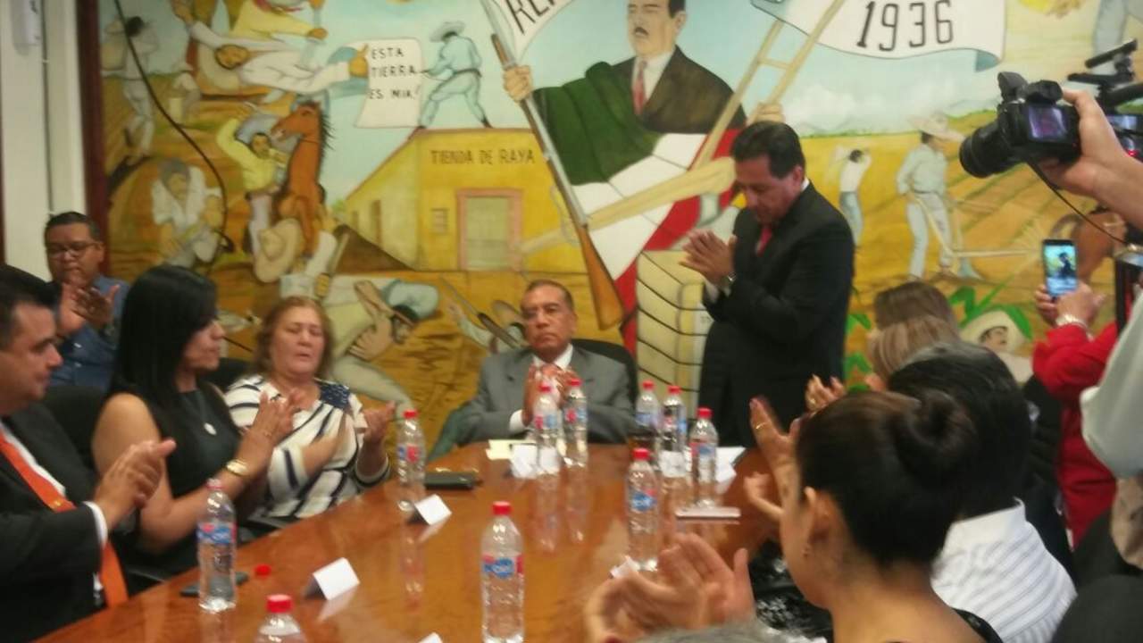 El protocolo para el inicio del proceso administrativo fue encabezado por el alcalde Raúl Onofre y el alcalde electo Juan Carlos Ayup. (EL SIGLO DE TORREÓN)