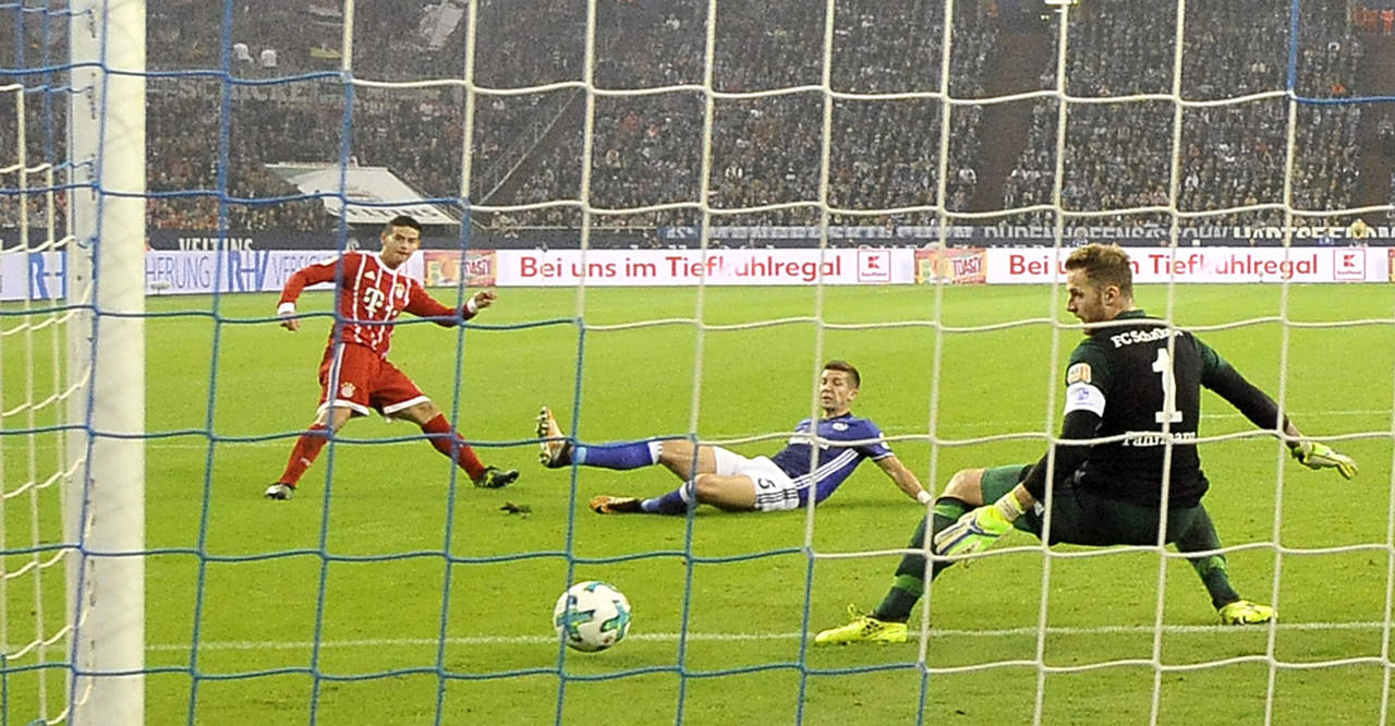 James Rodríguez anotó el segundo gol en la victoria del Bayern Munich 3-0 sobre Schalke 04. (AP)