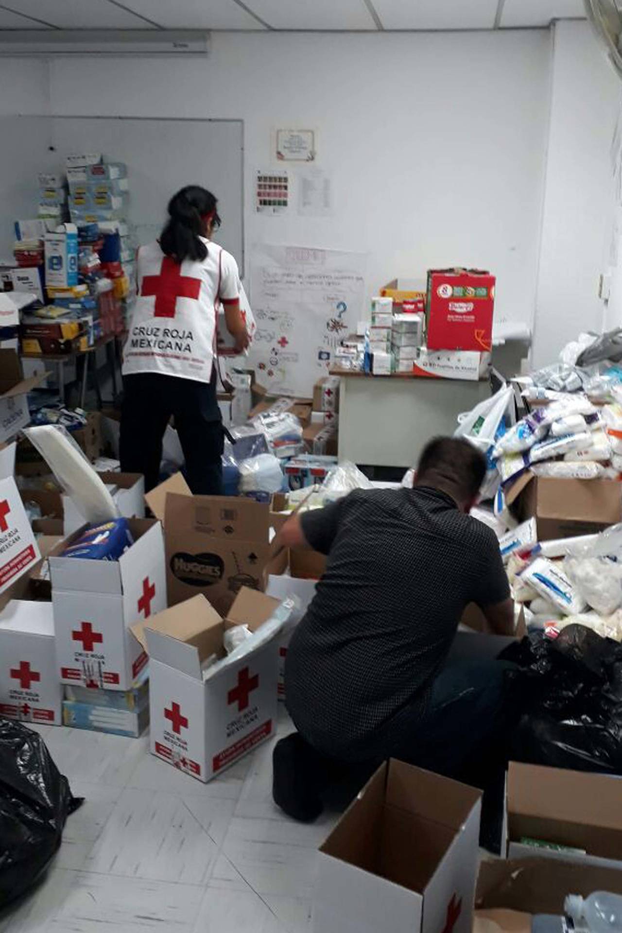 Urgencia. Miles de personas se han acercado a los centros de acopio para apoyar con medicinas y alimentos para los afectados por el fuerte sismo de ayer. (EL UNIVERSAL)