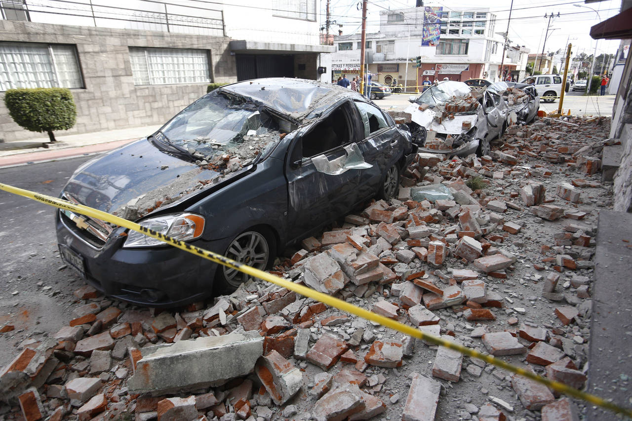 Terror en las calles. Fachadas de edificios cayeron sobre automóviles estacionados. Ningún lugar fue lo suficientemente seguro ante un fenómeno de esta magnitud. (AGENCIAS)