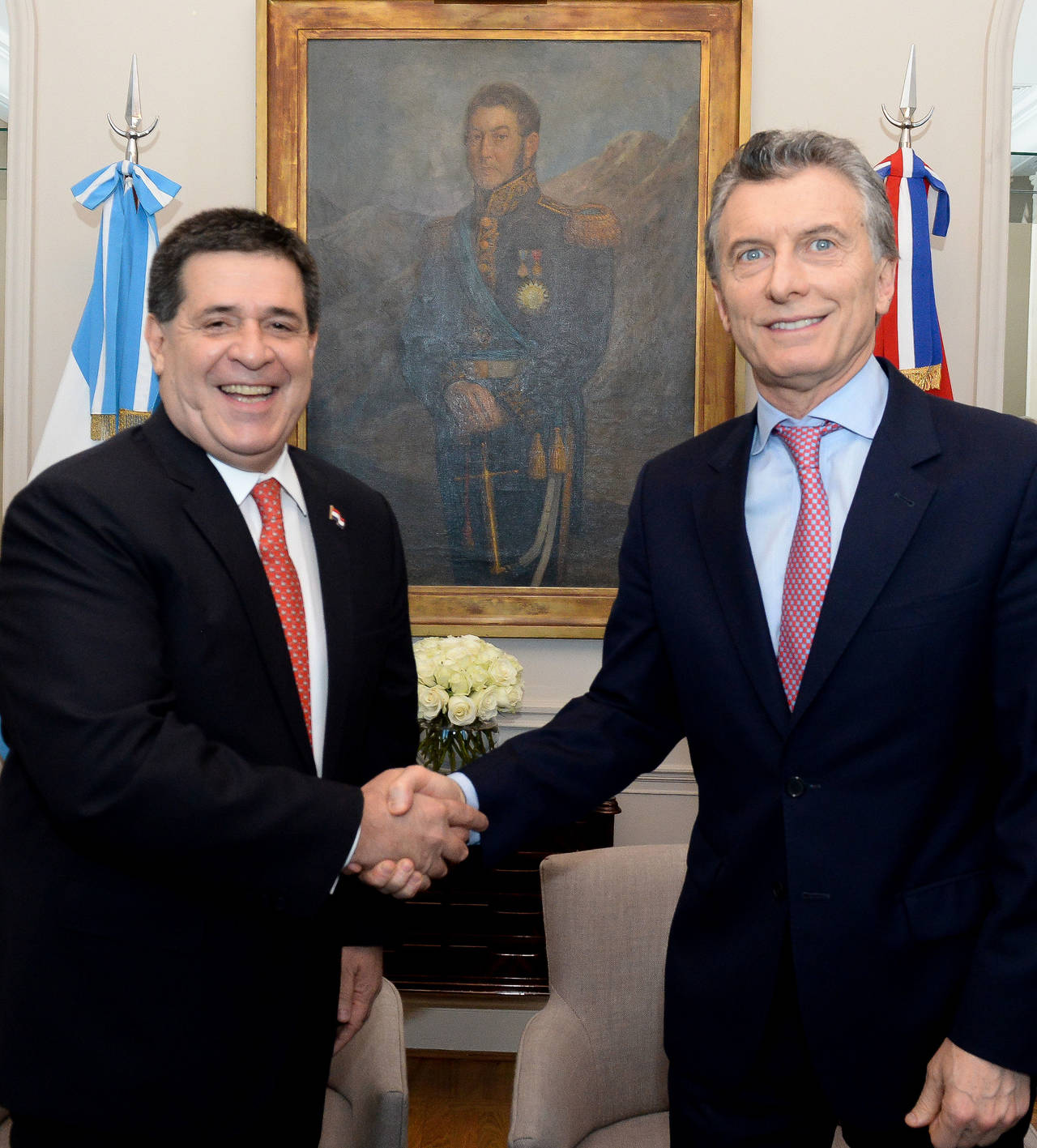 El presidente paraguayo Horacio Cartes (i), recibe al presidente de Uruguay, Tabaré Vázquez. Paraguay quiere Mundial de 2030