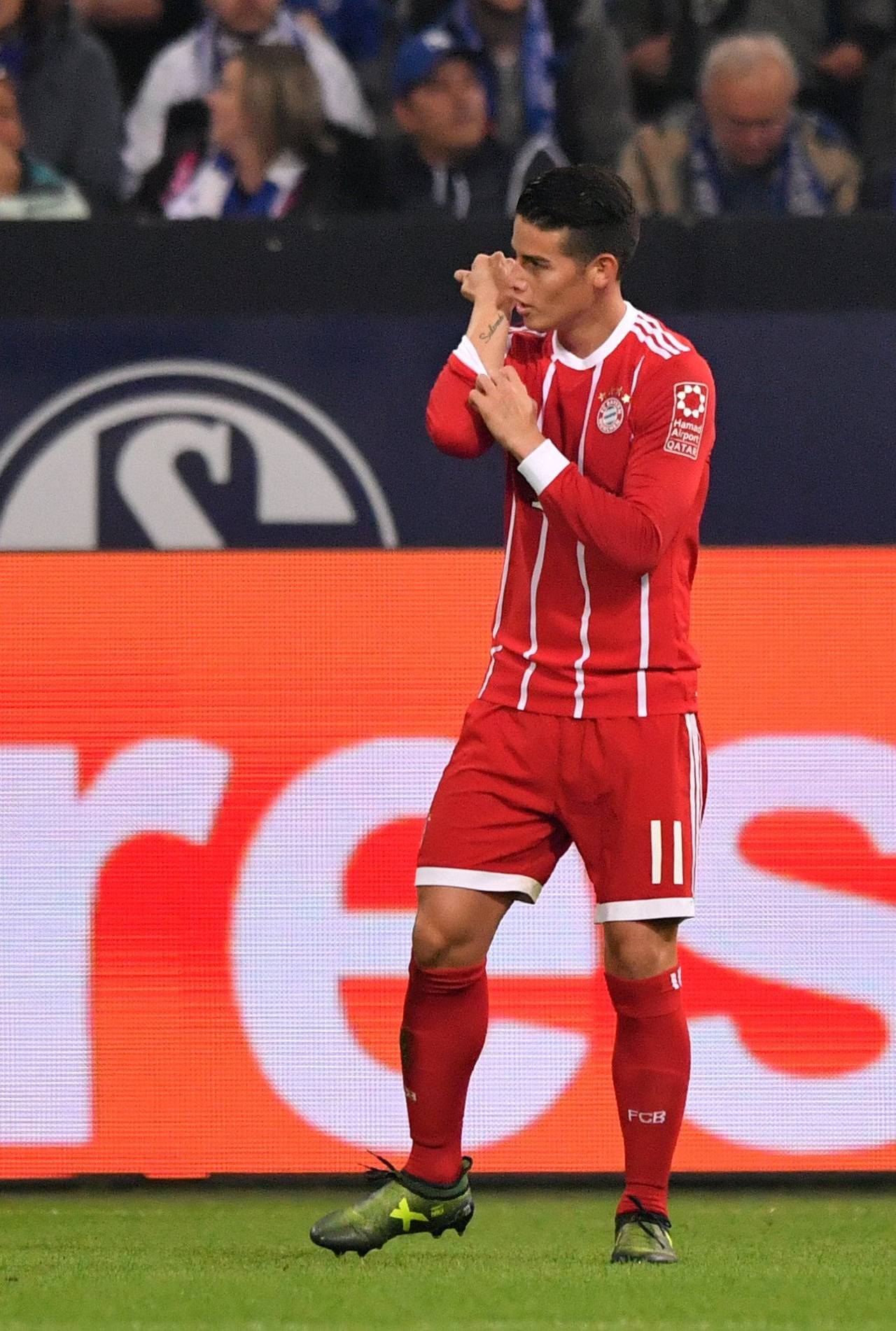 James Rodríguez, de Bayern, celebra luego de anotar un gol contra Schalke, durante un partido de la Bundesliga. (EFE)