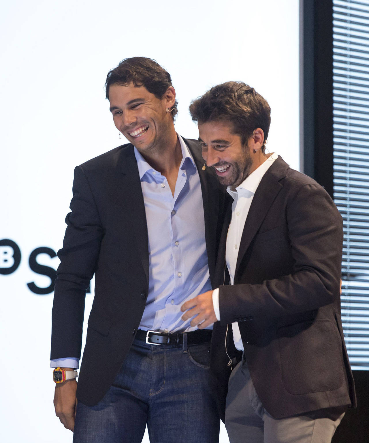 Los tenistas Rafa Nadal (i) y Marc López participan en el encuentro 'Más Respuestas Inmediatas con Rafa Nadal y Marc López'. (EFE)