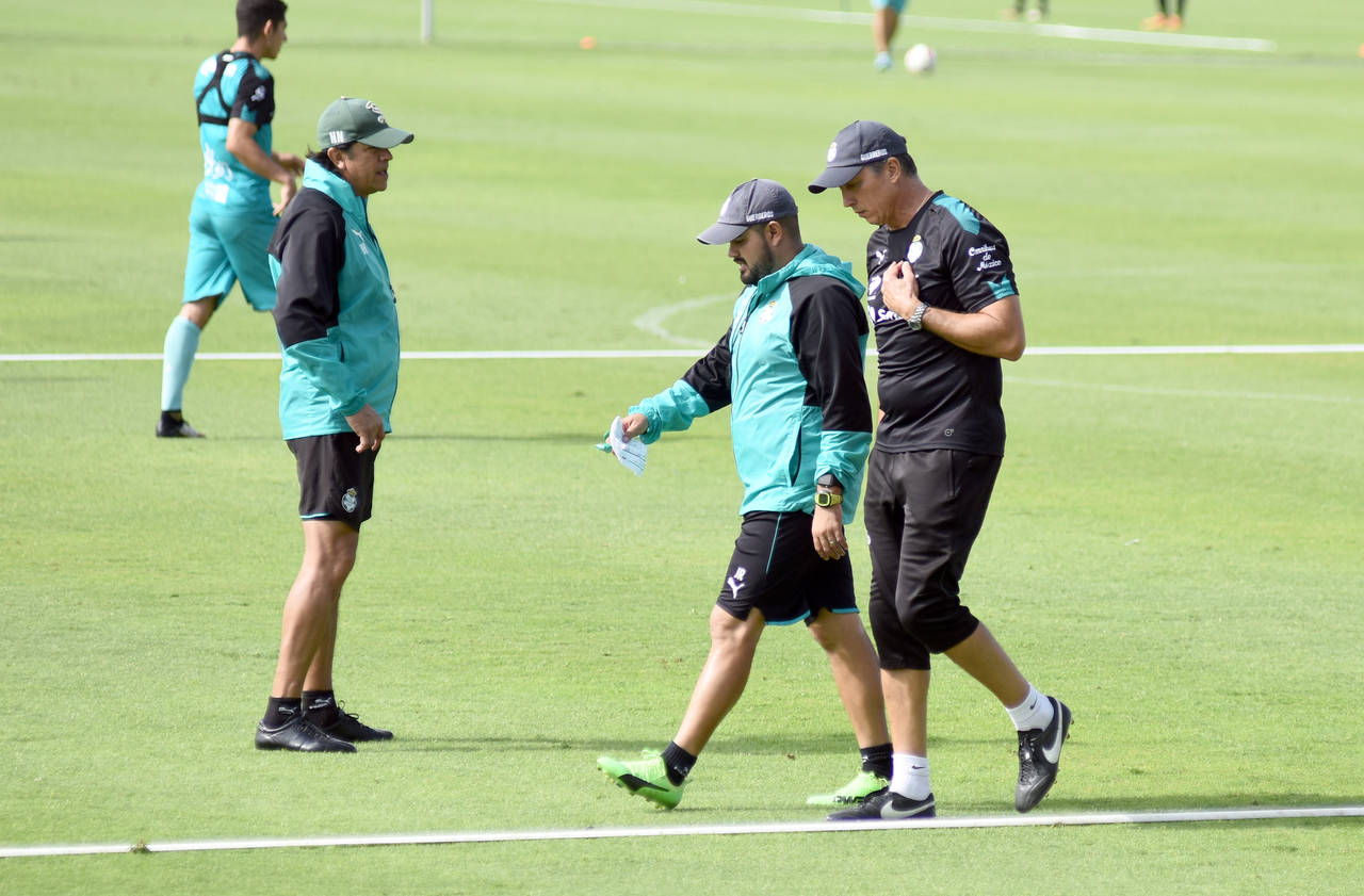Robert Dante Siboldi dirigió ayer su primera práctica como director técnico del Santos Laguna. (Jesús Galindo)