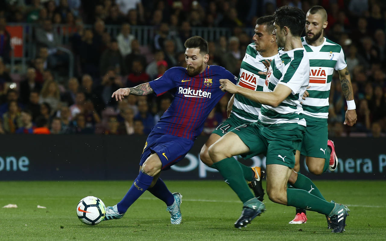 El delantero argentino del Barcelona, Leo Messi (i), se dispone a golpear el balón ante los jugadores del Eibar. (EFE)