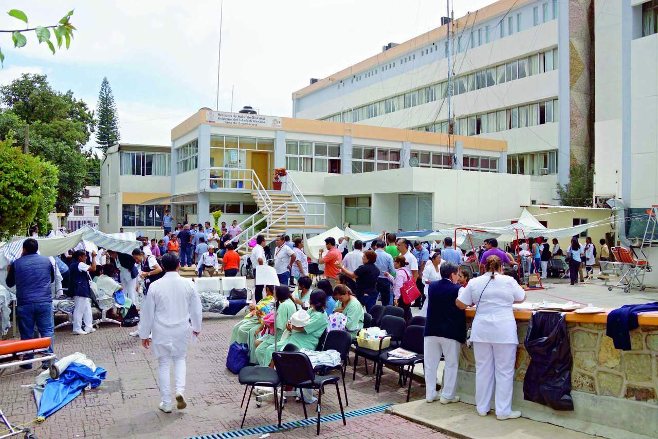 Evacuación. Personal  del Hospital Civil de Oaxaca evacuaron este martes  a los  pacientes. (AGENCIAS)