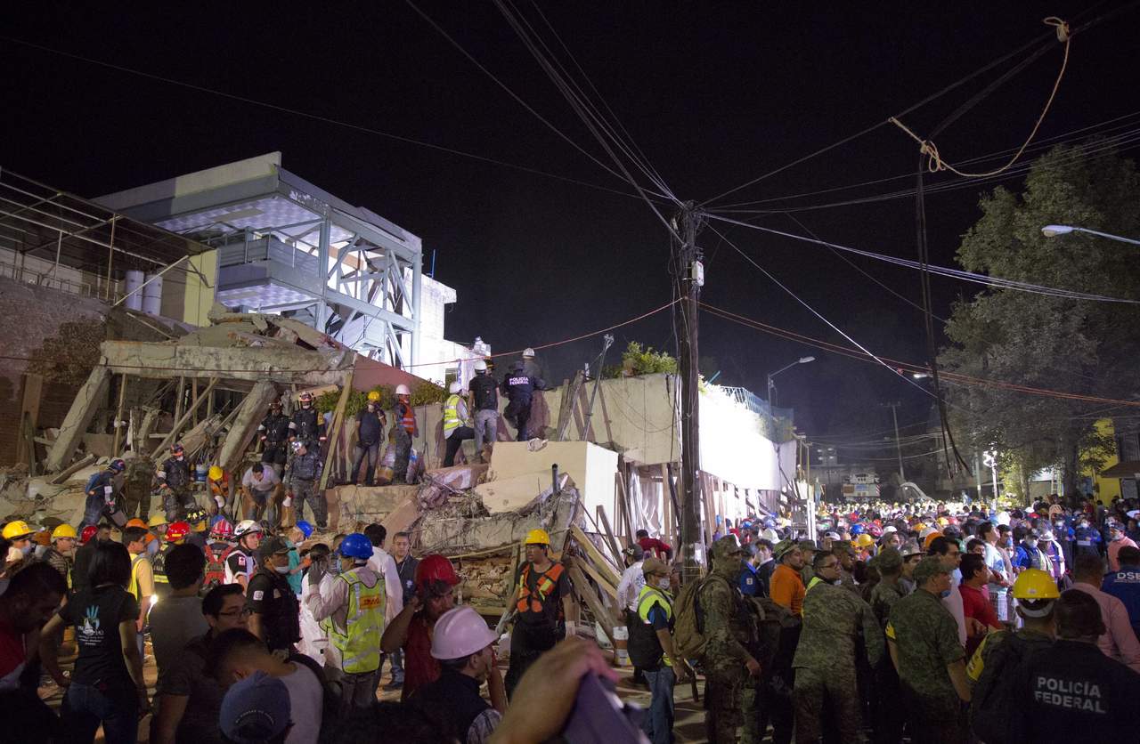 Las tareas de rescate se extendieron a lo largo de la noche en esta escuela del sur de la capital, uno de los cerca de 40 edificios que se derrumbaron en la capital a causa del terremoto de magnitud 7.1 en la escala de Richter. (AP)
