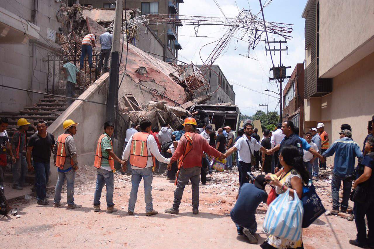 Daño. En Cuernavaca, se derrumbó el edificio conocido como ‘Torre Lationamericana’. (EFE)
