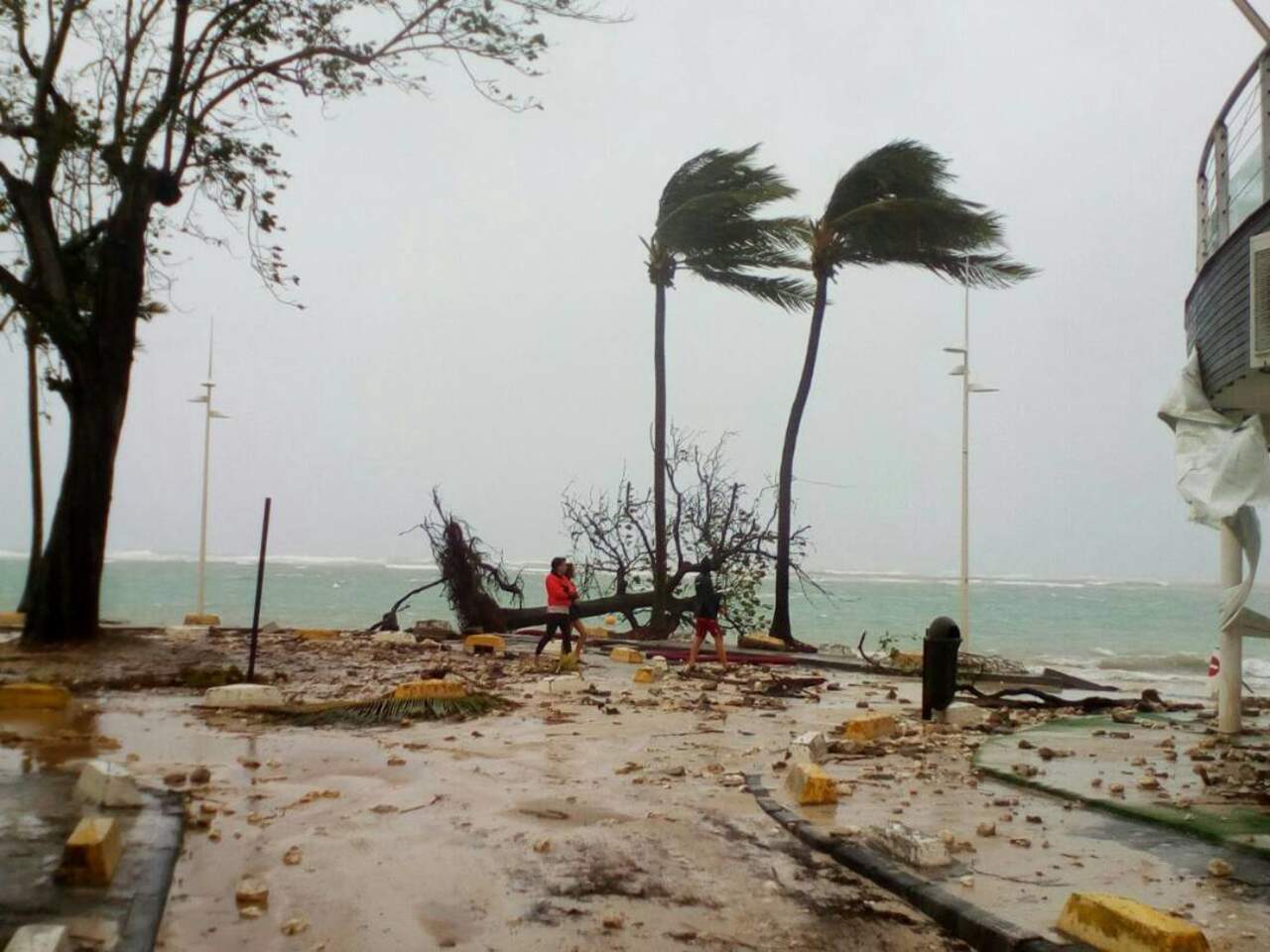 Fenómeno. Alertan por marejada ciclónica e inundaciones peligrosas provocadas por ‘María’. (AP)