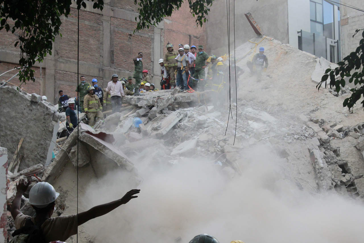 En la imagen, rescatistas trabajan sobre un edificio derrumbado en la colonia Roma. (EL UNIVERSAL)
