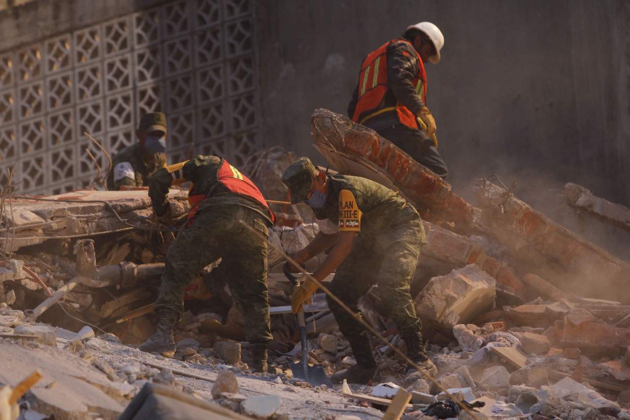 Equipos trabajan entre los escombros de los edificios derrumbados de la Ciudad de México luego del sismo. (EFE)