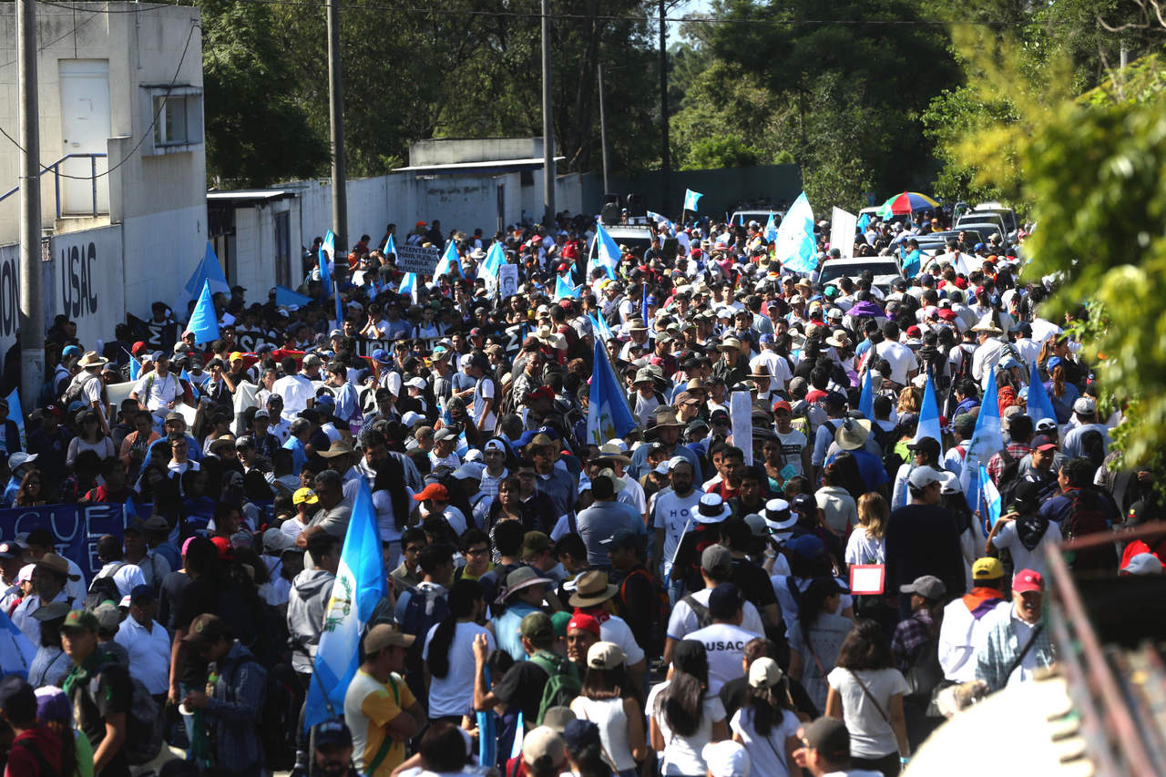 Miles de guatemaltecos tomaron el miércoles las calles de la capital y marcharon pacíficamente en reclamo de la renuncia del presidente Jimmy Morales, acusado de supuesta corrupción, y de 107 diputados que votaron una controvertida reforma. (EFE)