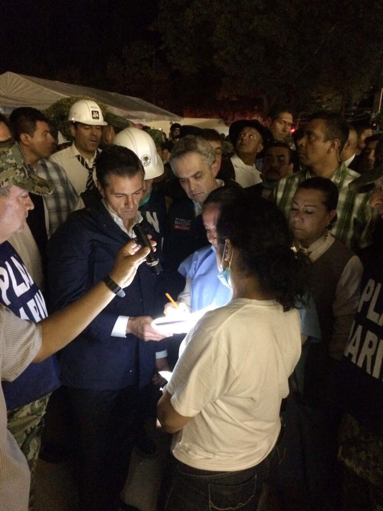 El presidente Enrique Peña Nieto da seguimiento a las acciones de auxilio a la población, implementadas dentro del Plan MX. (EFE)