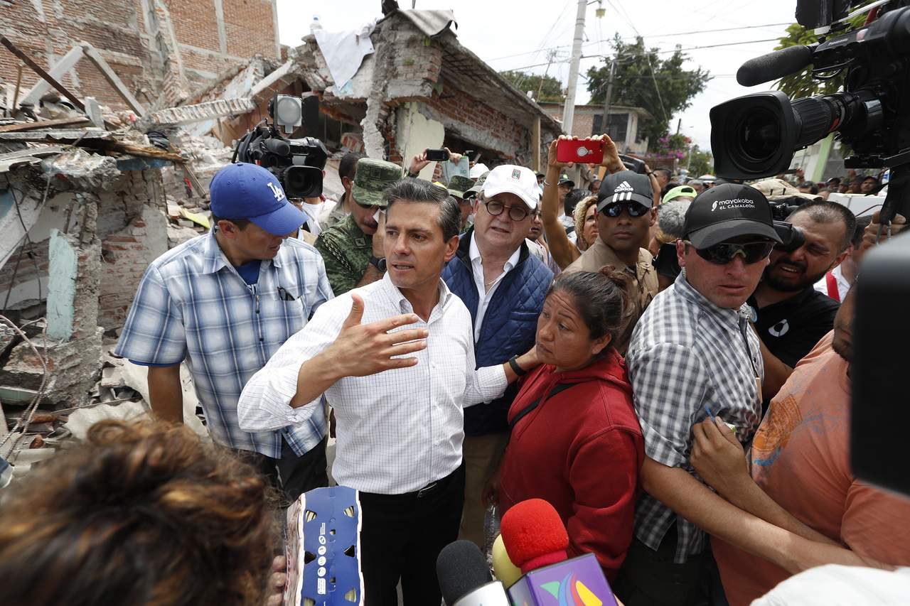 El respaldo a la población 'ya está ocurriendo' con atención médica y apoyo a los afectados, expresó Peña Nieto en un recorrido por Jojutla, el municipio del estado de Morelos más afectado por el sismo de magnitud 7.1 en la escala de Richter. (EL UNIVERSAL)