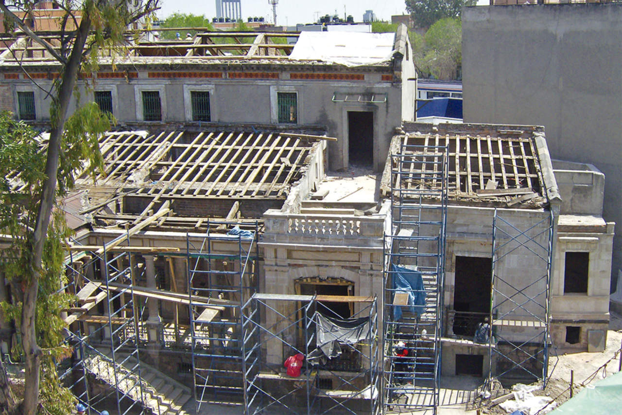 Aspecto del techo una vez retirada la lámina acanalada. Foto: Archivo Fundación Conmemoraciones 2010.