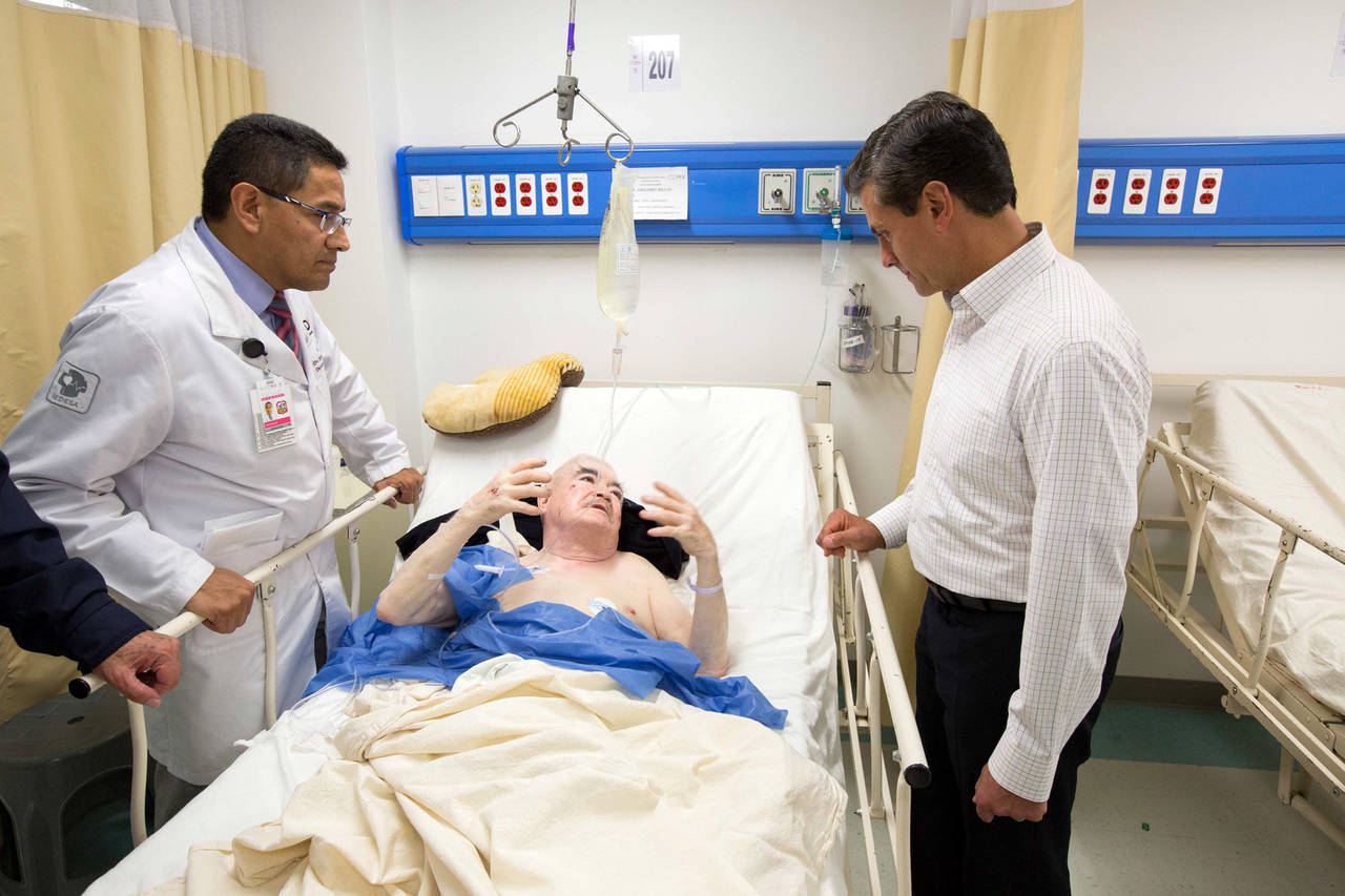 Encuentro. Enrique Peña Nieto visitó a los lesionados y rescatados que se encuentran en un hospital de la CDMX. (NOTIMEX)