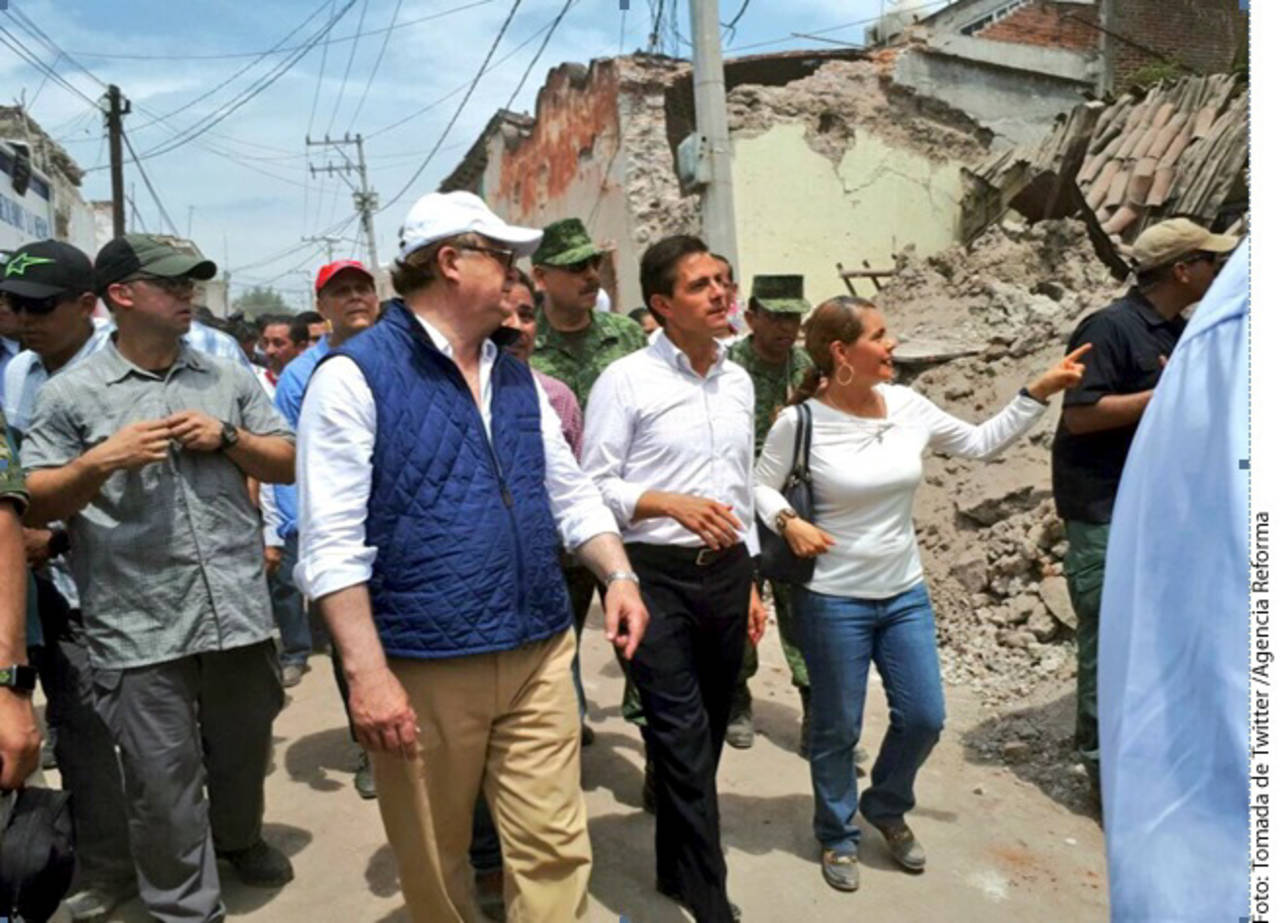 Pasos. Después de recorrer la zona centro de esta localidad, Enrique Peña Nieto (Cen.) anunció el plan  en Morelos. (AGENCIA REFORMA)  