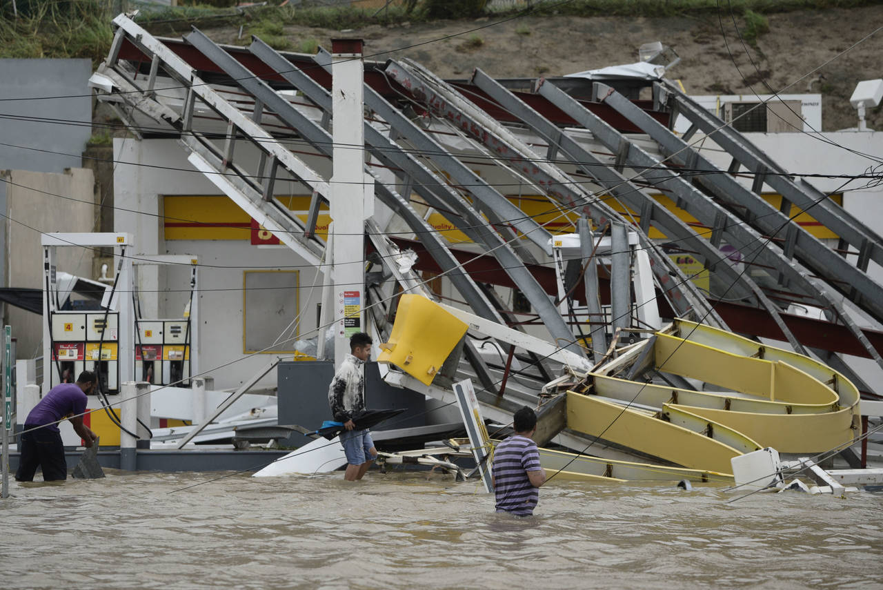 Daños. El huracán provocó fuertes inundaciones en Puerto Rico, destruyó cientos de hogares y dejó sin electricidad a la isla. (AP)