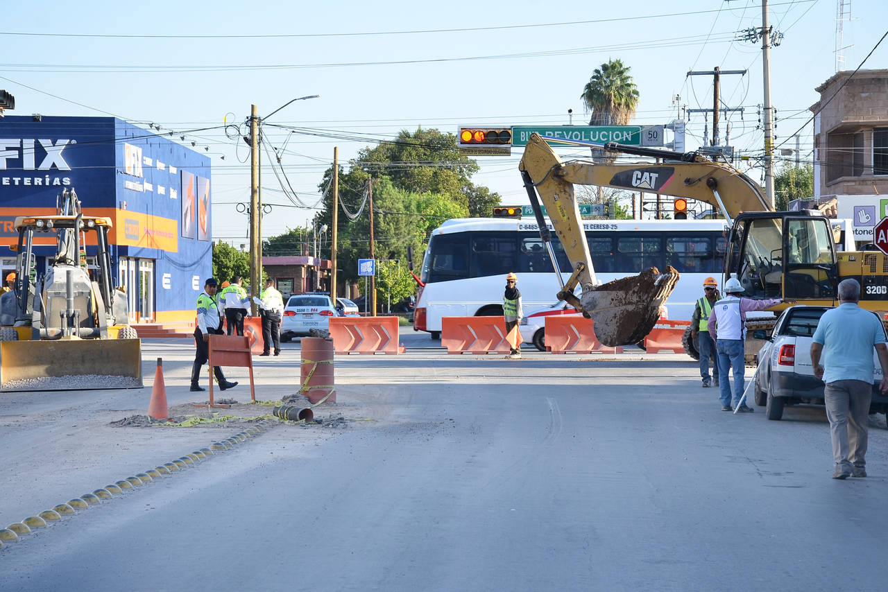 Molestias.- Conforme avanza la construcción del Metrobús hacia la zona Centro de Torreón, se generan más molestias. (FERNANDO COMPEÁN)