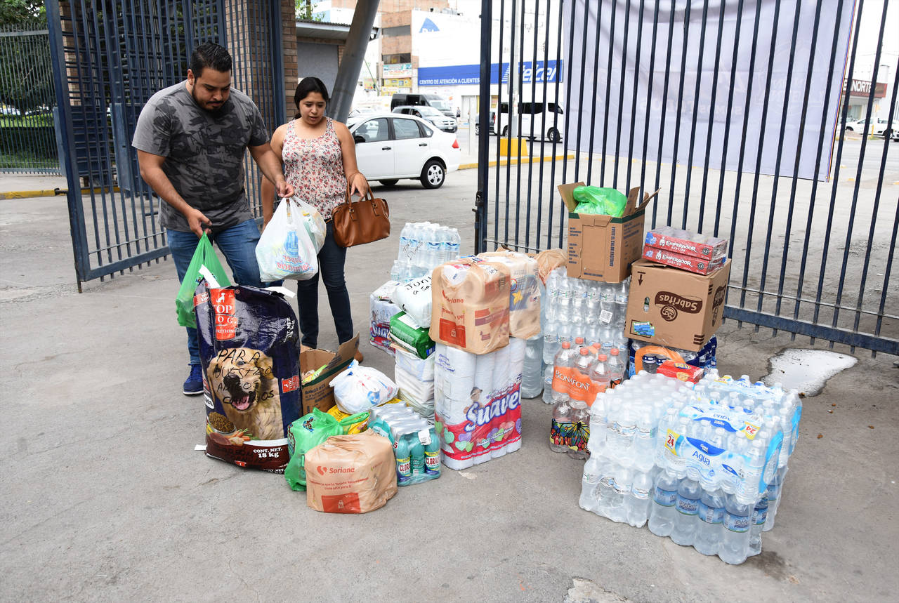 Apoyo. Laguneros acuden a centros de acopio a donar artículos para afectados por sismo. (JESÚS GALINDO)