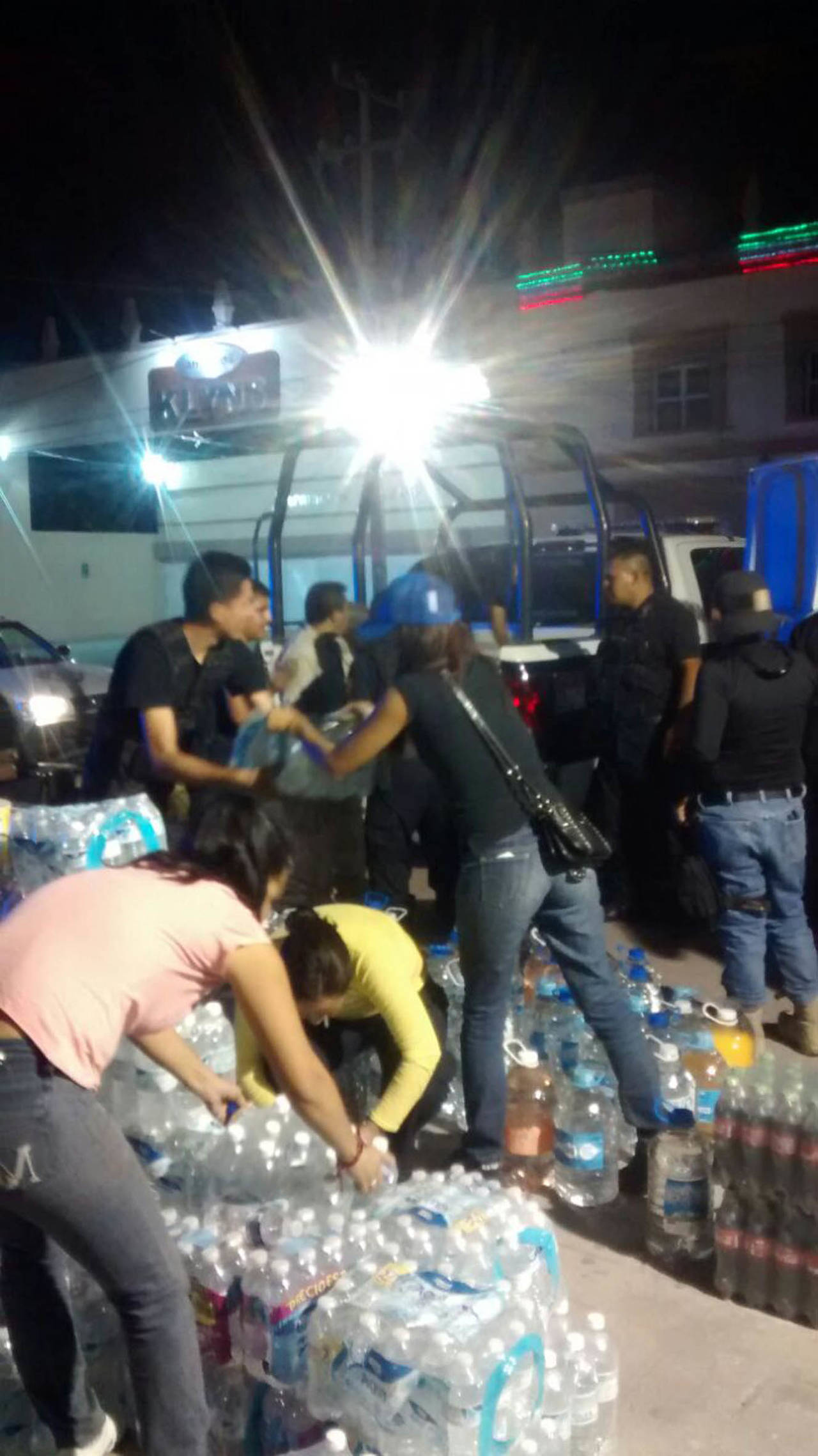 Respuesta. Los sampetrinos también se solidarizaron con las familias víctimas del sismo y llevaron víveres y agua. (EL SIGLO DE TORREÓN)