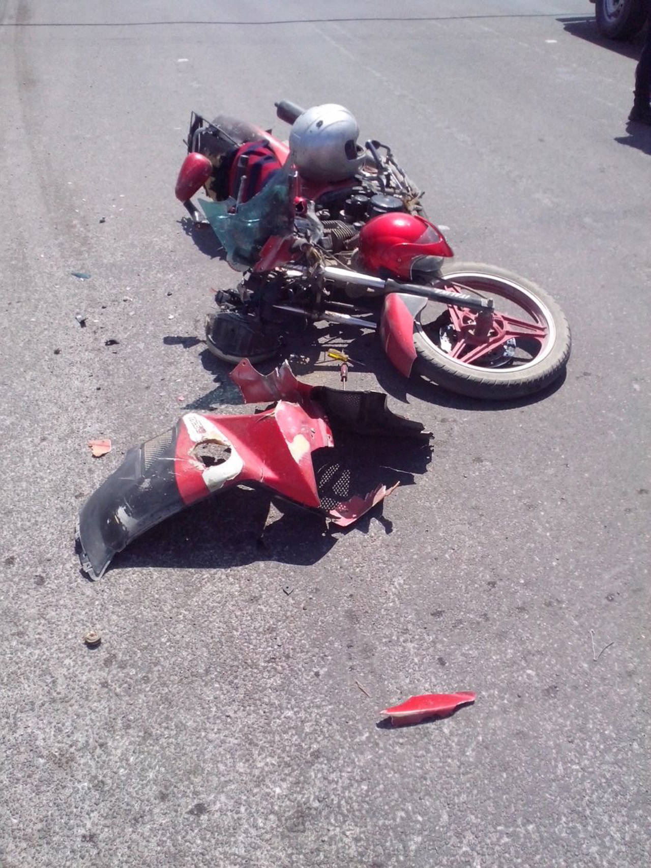Choque. Se impactan camioneta y moto en  el Periférico de Lerdo. 