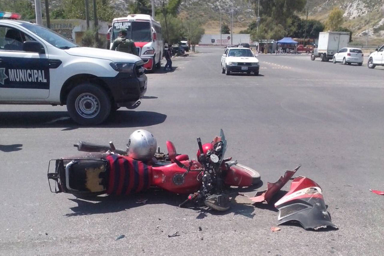Choque. Se impactan camioneta y moto en  el periférico de Lerdo; los lesionados se encuentran estables.  (EL SIGLO DE TORREÓN)