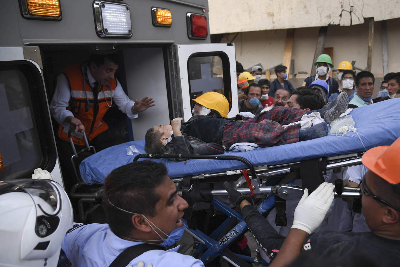 ‘Zona cero’. Niños fueron rescatados de entre los escombros del Colegio Enrique Rébsamen, ubicado en Coapa, al sur de la Ciudad de México. (EL UNIVERSAL)
