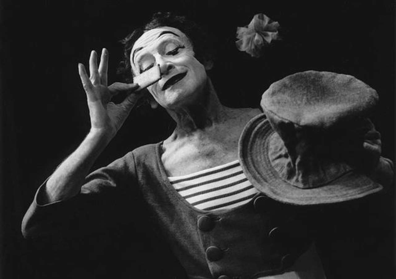 “Bip” es el mimo más famoso de la escena creado por Marceau durante 1947. Estaba caracterizado por tener la cara pintada de blanco, vestir una playera marinera con rayas horizontales, pantalones anchos y una chistera deformada. (ESPECIAL)