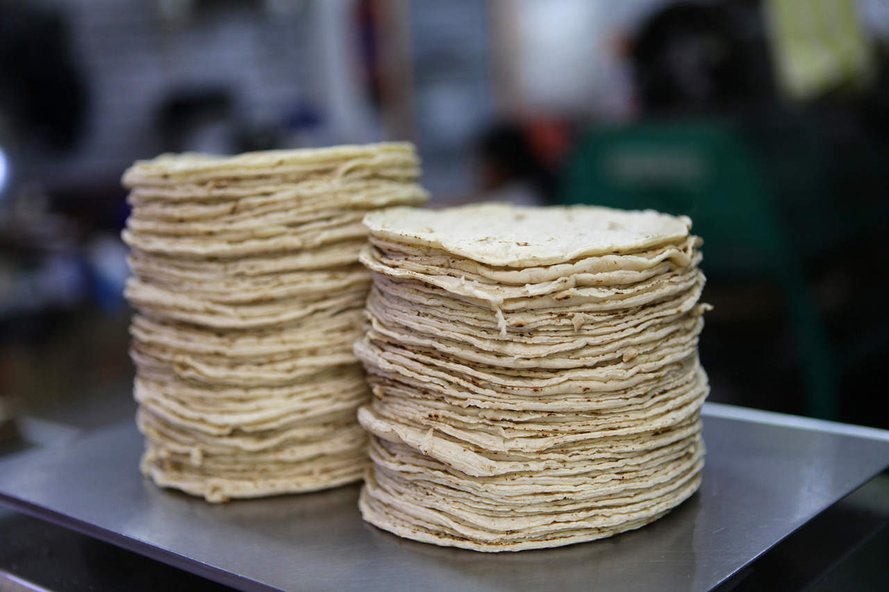 La productora de alimentos Gruma envió seis vehículos denominados 'tortimóviles', productores hasta de 36 mil tortillas calientes por día. (ARCHIVO)