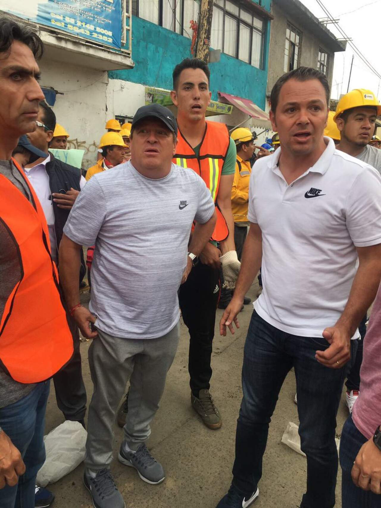 Al empresario lo acompañó el entrenador azulcrema, Miguel Herrera, quien apoyó a cargar las cajas y ponerlas en un camión que llegará a los afectados.
