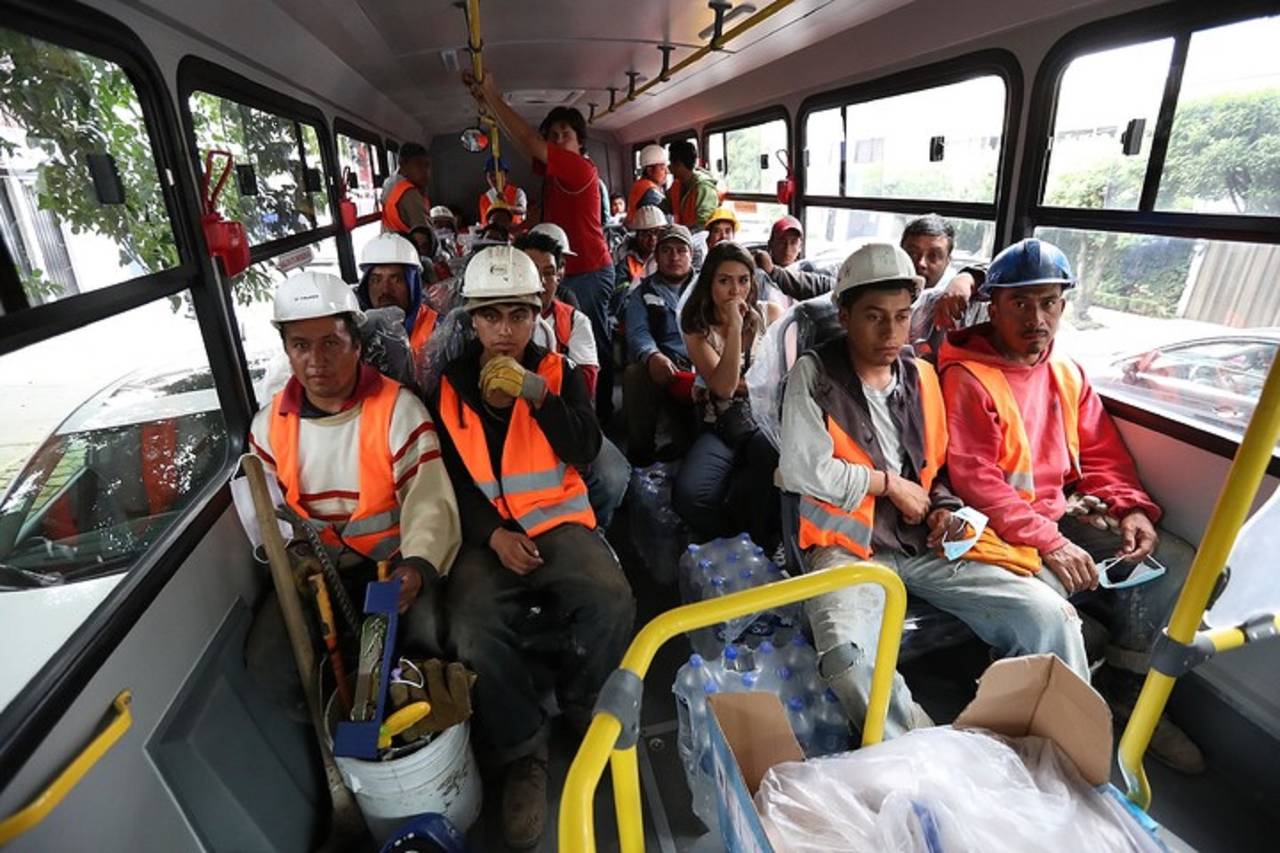 Destino: ayudar. Gente aborda autobuses del transporte público para ayudar en las estructuras colapsadas. (AGENCIA REFORMA)