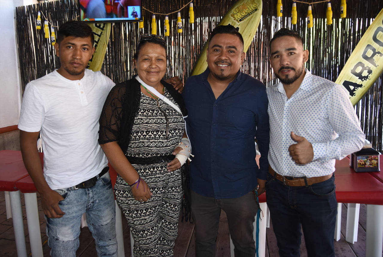 El boxeador profesional Daniel 'Chato' Noriega (extrema derecha) hace sinergia con grupos musicales para recaudar víveres. (Jesús Galindo)