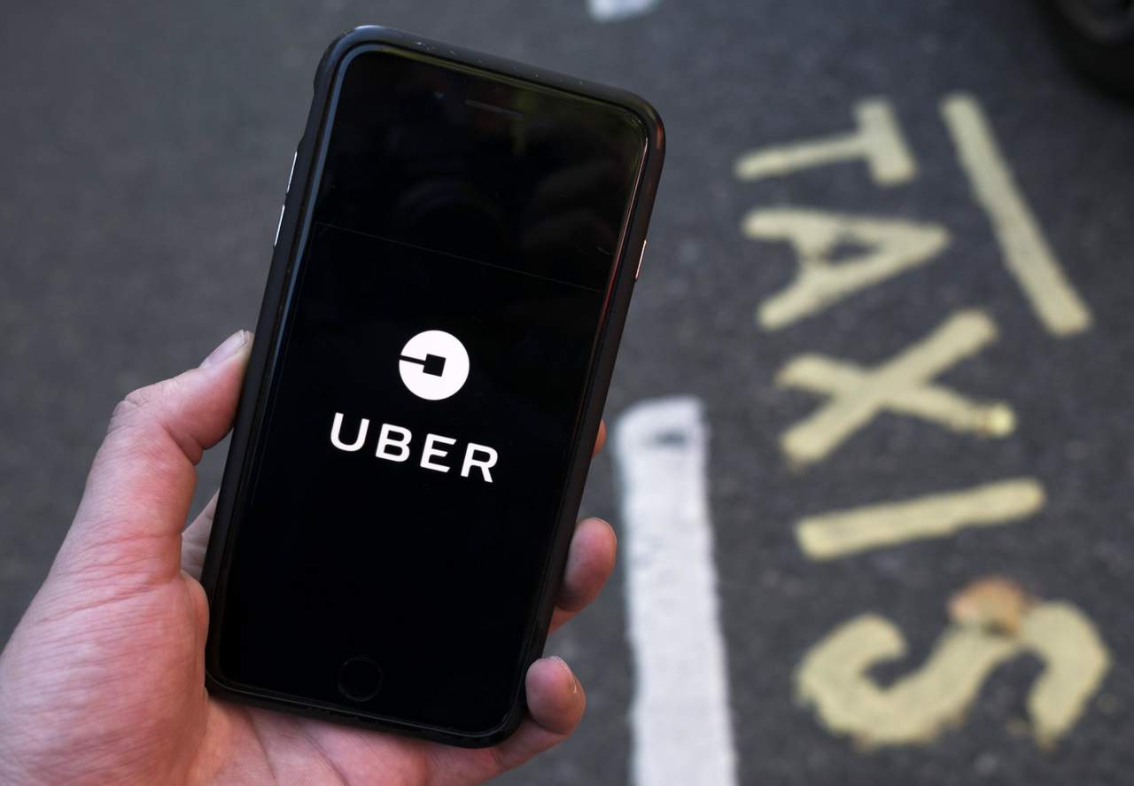 El regulador cuestiona los controles que Uber, gestionada a través de una aplicación telefónica, hace a sus conductores así como su actitud ante posibles delitos graves. (EFE)