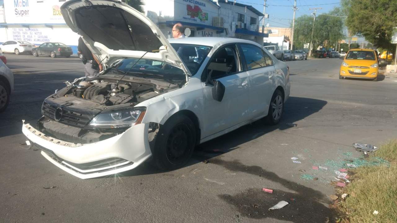 Paramédicos de la Cruz Roja trasladaron a un hospital privado de la localidad a la conductora del vehículo, quien fue identificada como María Fernanda, de 18 años edad. (EL SIGLO DE TORREÓN)