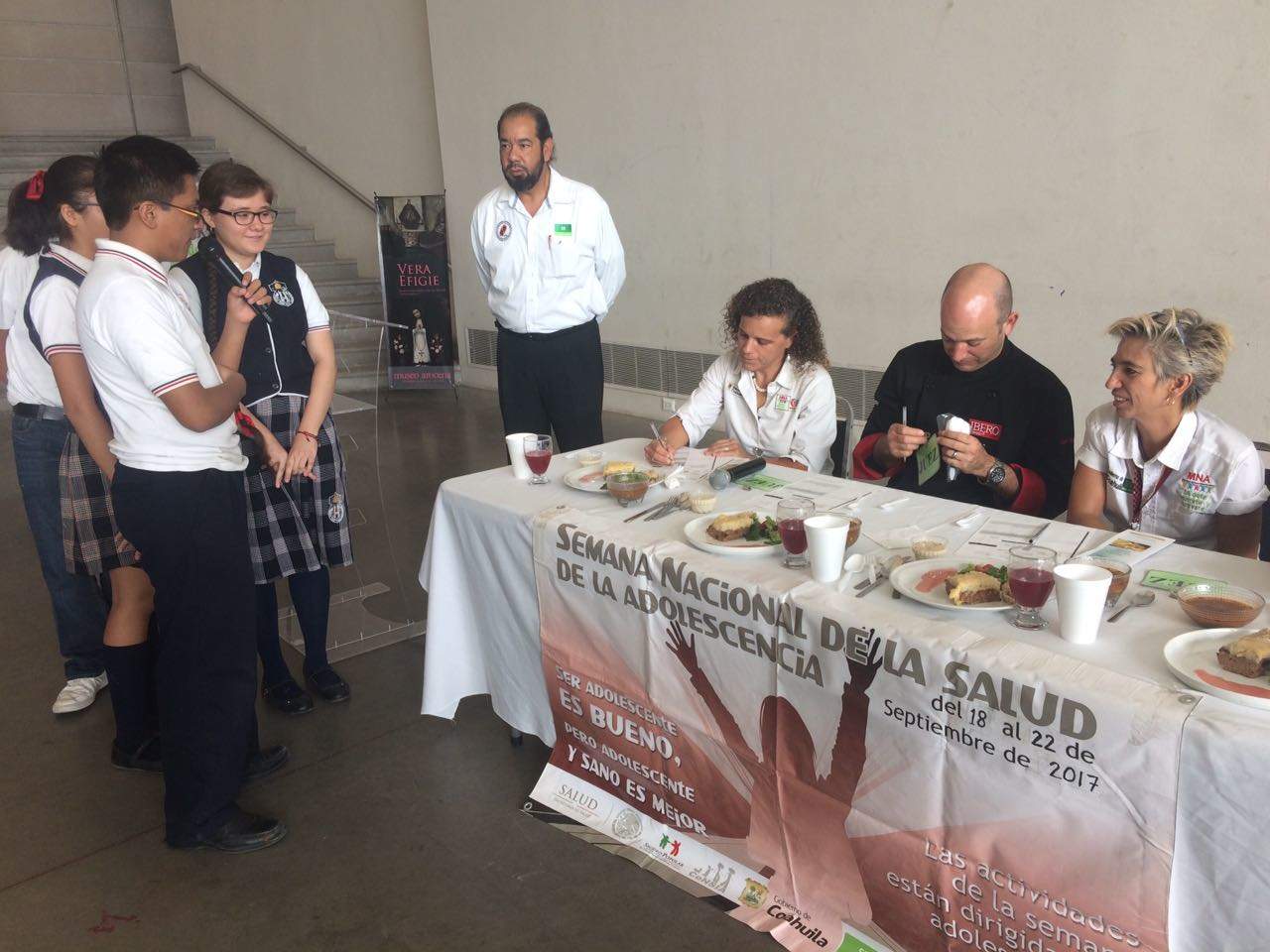 Seis escuelas de nivel secundaria y preparatoria de Torreón, presentaron diversas recetas relacionadas con el Plato del Buen comer. (ANGÉLICA SANDOVAL)