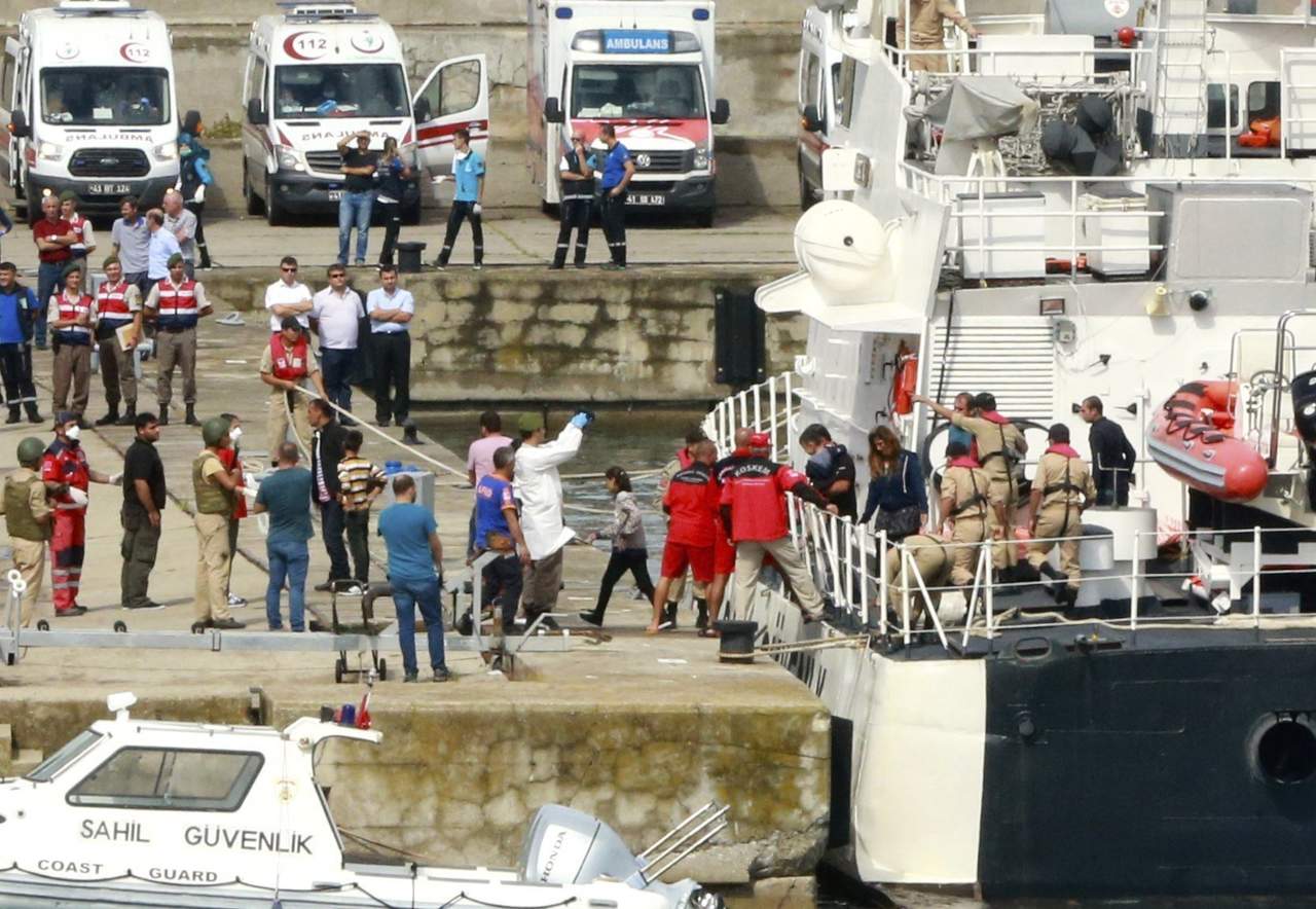 Un pesquero con medio centenar de refugiados e inmigrantes se hundió hoy en esa ruta y al menos quince personas se ahogaron. (EFE)