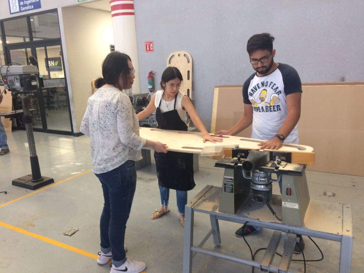 Alumnos de ITESM fabrican cunas de madera para enviarlas a damnificados