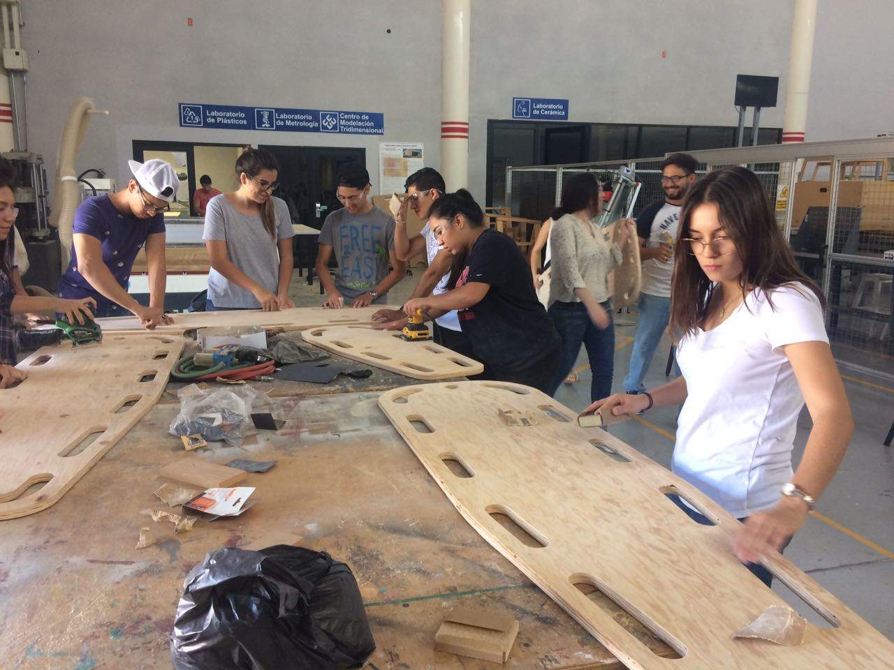 Alumnos de ITESM fabrican cunas de madera para enviarlas a damnificados