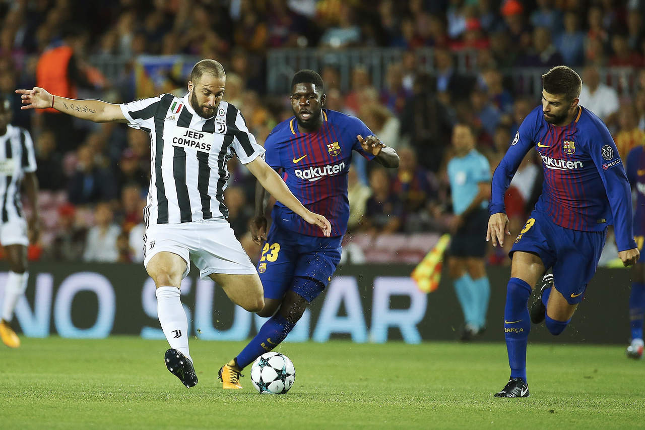 Gonzalo Higuaín (i) ha empezado lento esta temporada con la Juventus. (EFE)