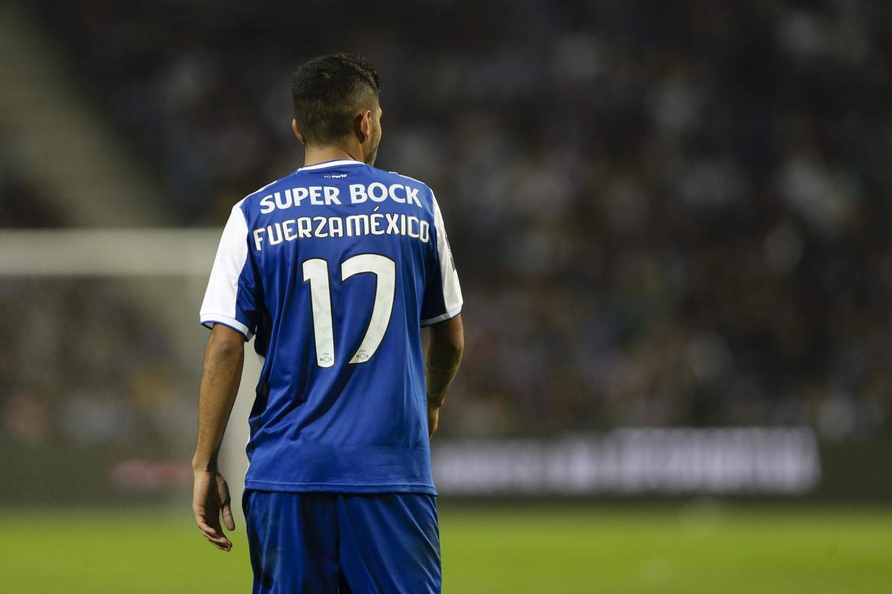 Los jugadores mexicanos del Porto salieron a la cancha co la leyenda 'Fuerza México' en sus espaldas, en la foto se muestra a Jesús 'Tecatito' Corona. (EFE)