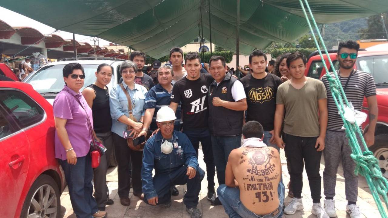 El campeón mundial Juvenil de peso súper pluma del Consejo Mundial de Boxeo, Eduardo 'Rocky' Hernández, se unió a los voluntarios.