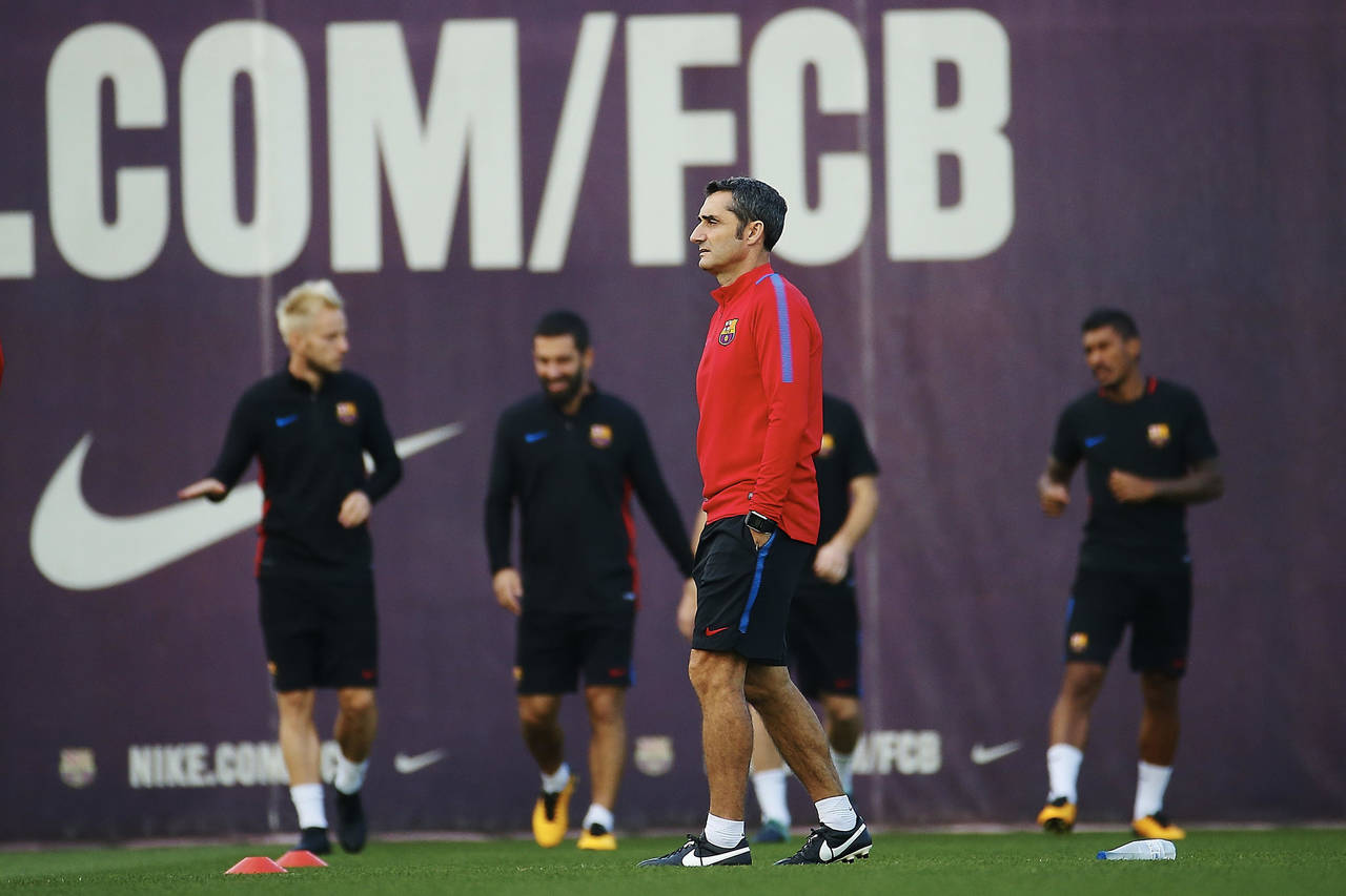 El entrenador del Barcelona Ernesto Valverde (c), durante el entrenamiento en la ciudad deportiva Joan Gamper de Sant Joan Despí, entrenamiento preparatorio del partido de la sexta jornada de liga. (EFE)
