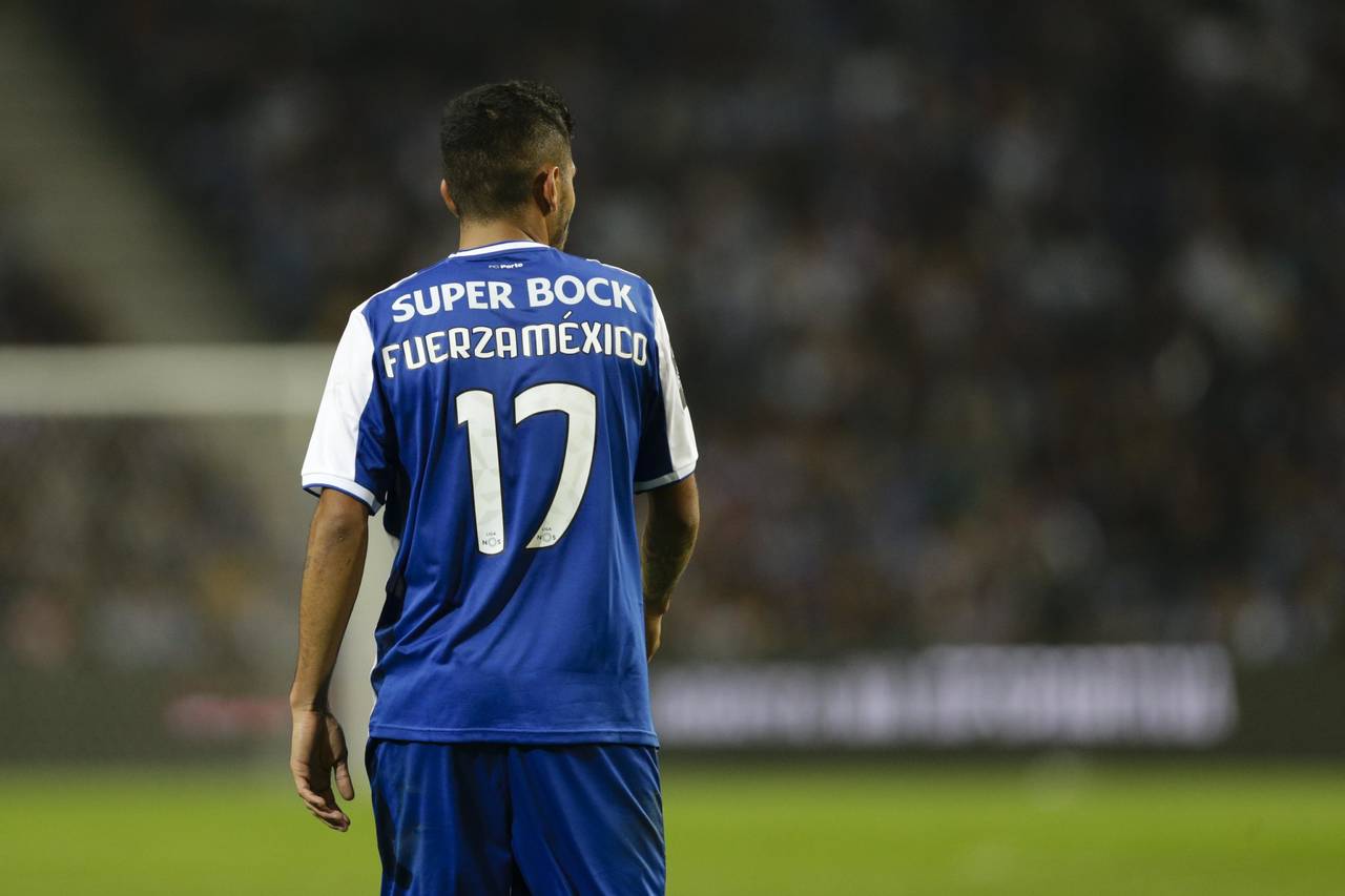 Jesús Corona y el resto de los jugadores mexicanos del Porto portaron la leyenda 'FuerzaMéxico' en los dorsales de la playera. (EFE)