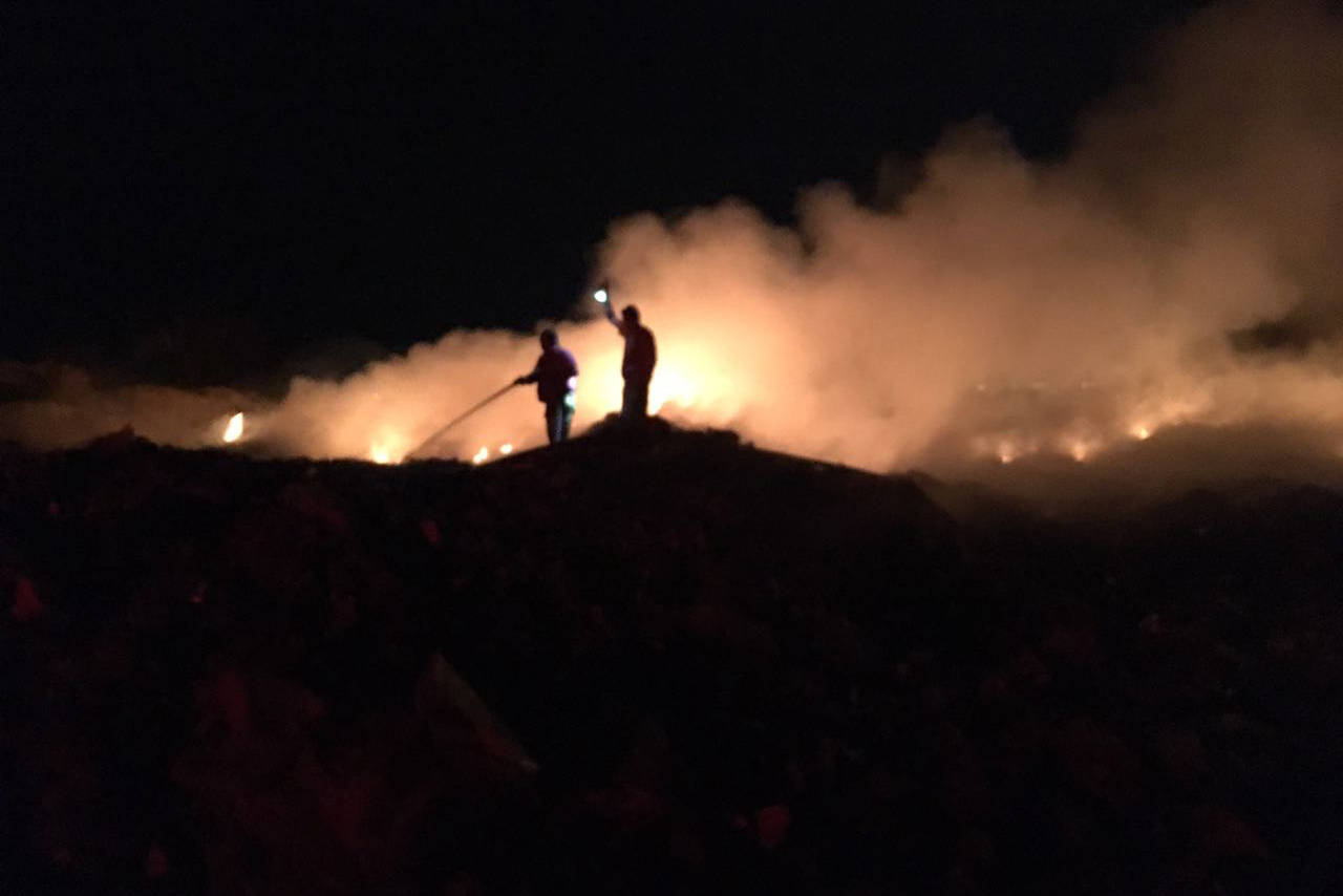 Incendio. Fuego consume dos grandes áreas del relleno sanitario del municipio de Lerdo.