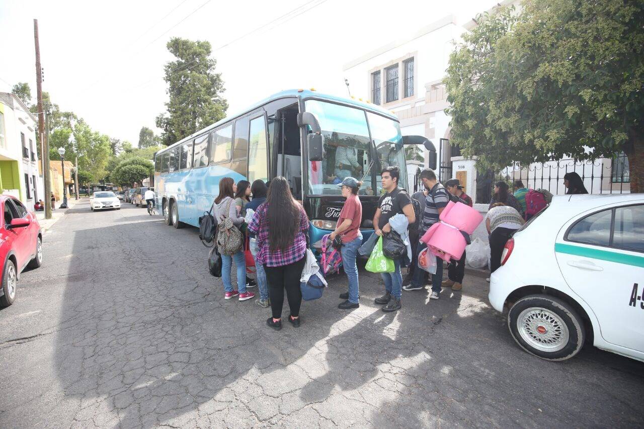 Ayuda. Un grupo de 40 personas partió ayer rumbo al estado de Morelos para ayudar a los damnificados por el sismo.